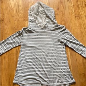 Comfortable and fashionable women’s hooded shirt